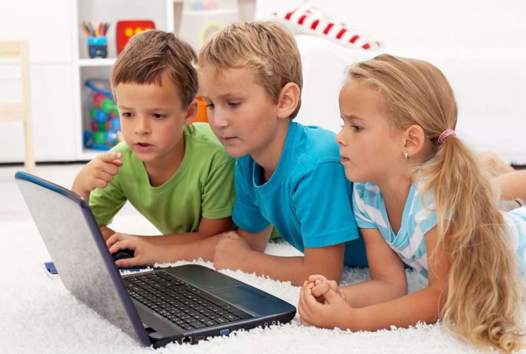 Enfants devant ordinateur faisant le cours Je me garde seul